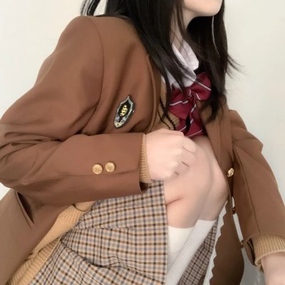 穿一只红鞋的男人